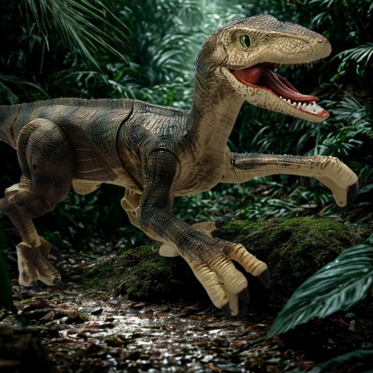 jouet dinosaure vélociraptor dans la jungle