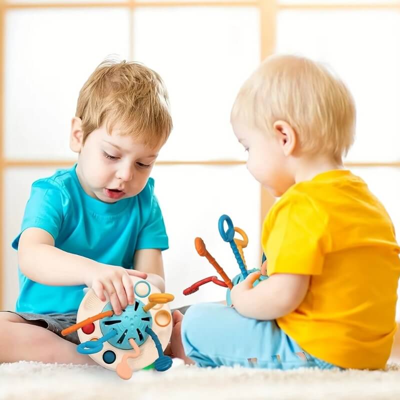 des-bébés-garçon-heureux-avec-leur-jouet-sensoriel-en-silicone