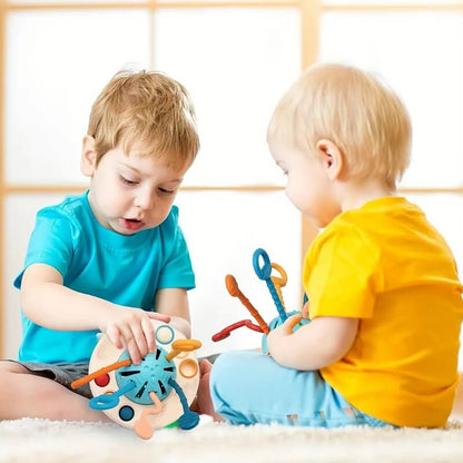 des-bébés-garçon-heureux-avec-leur-jouet-sensoriel-en-silicone