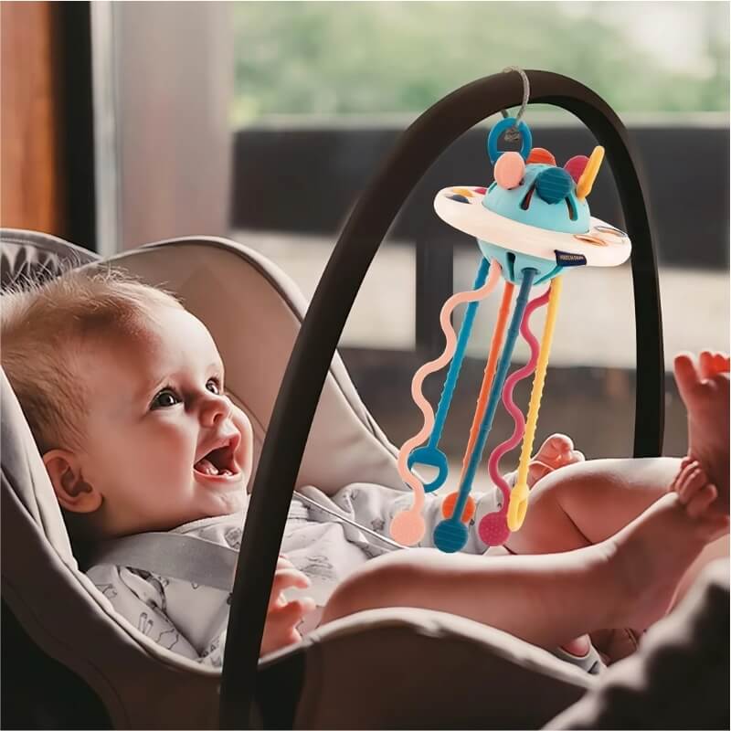 un-bébé-dans-son-siège-heureux-avec-son-jouet-silicone