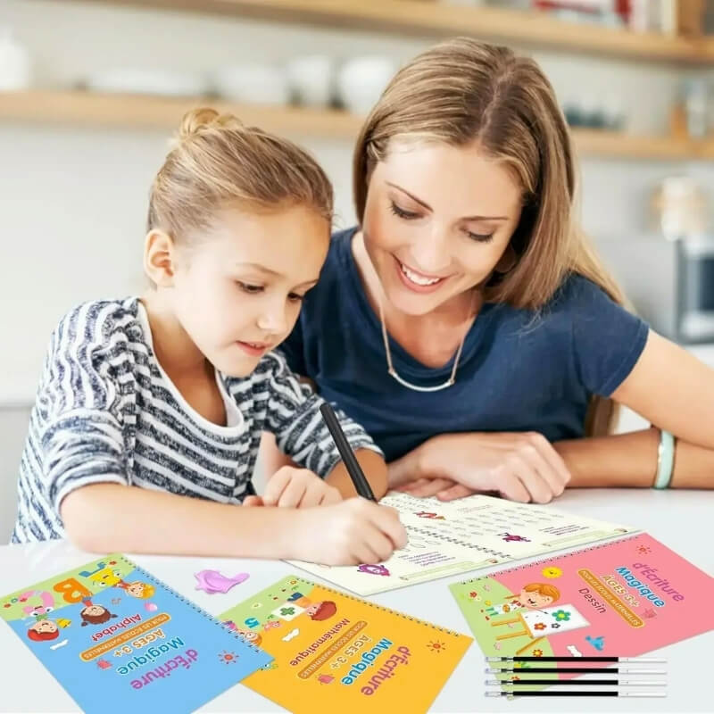 une-fillette-exerce-son-écriture-avec-sa-mère-heureuse