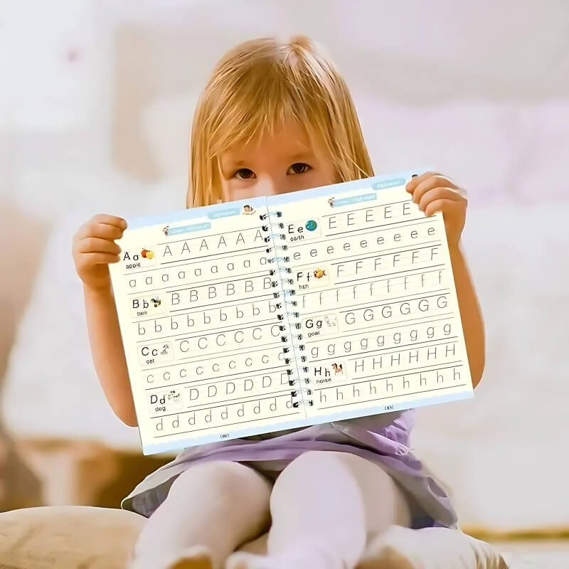 une-fillette-montre-fièrement-sa-calligraphie-dans-son-livre