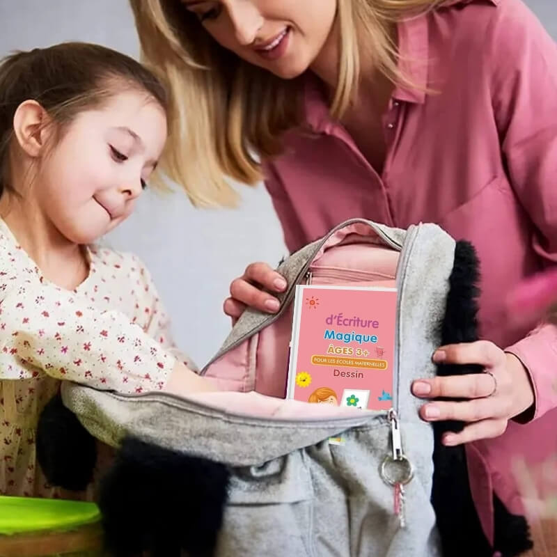 une-maman-et-sa-fille-sort-un-livre-de-son-sac-à-dos