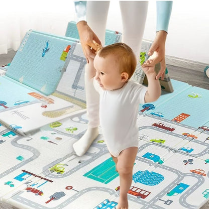 maman apprend bebe à marcher sur grand tapis bébé coloré