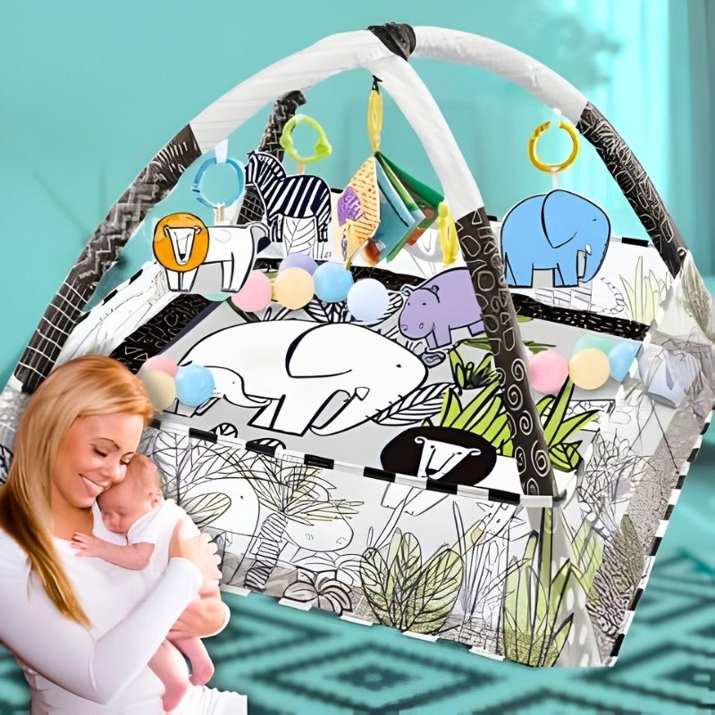 maman câline son bébé devant un tapis d'éveil bébé noir blanc violet