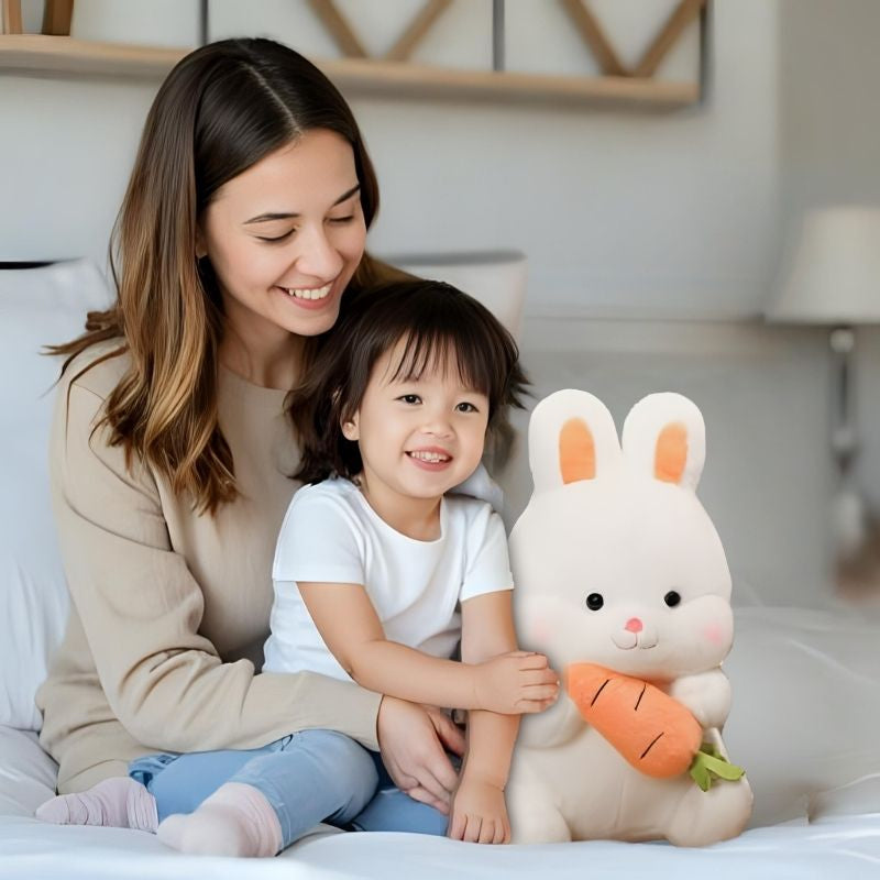 maman et fille 2 ans joyeuse sur lit avec peluche lapin