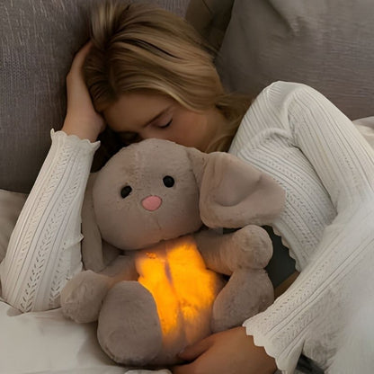 maman fait dodo avec son doudou lapin respirant