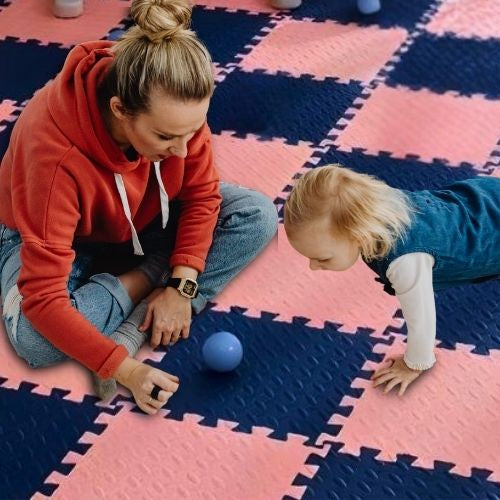 maman joue avec fillette sur tapis puzzle bleu rose