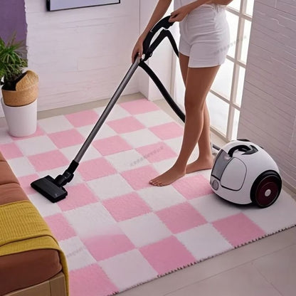 maman passe l'aspirateur sur un tapis puzzle blanc et rose