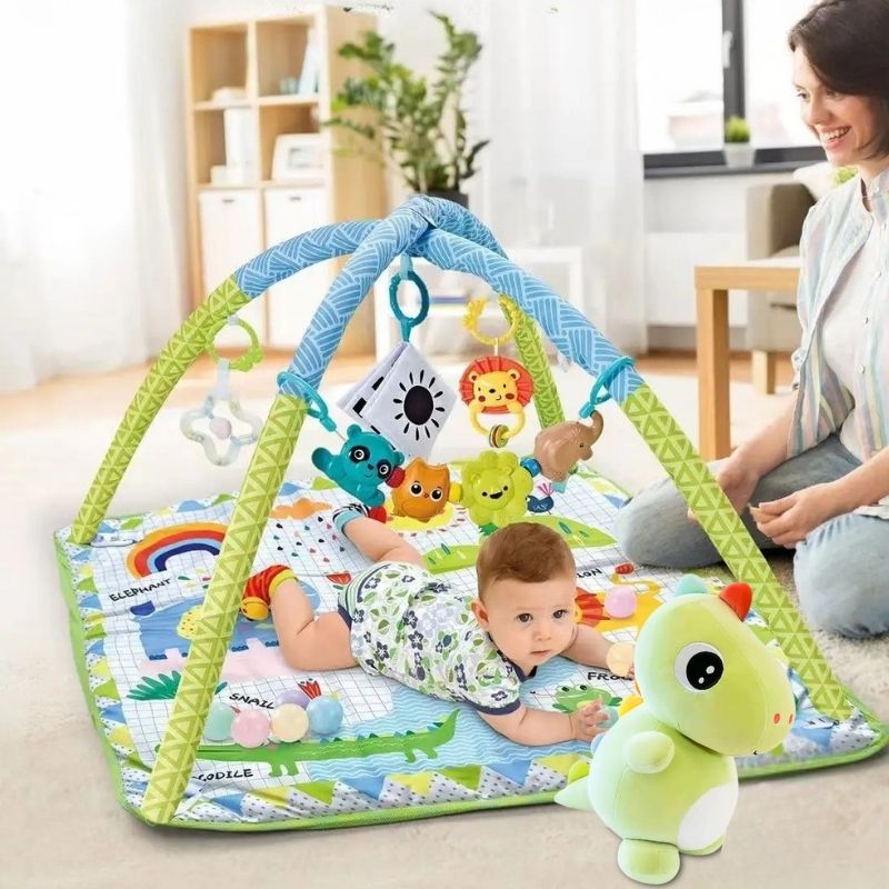 maman sourie à bébé sur son tapis d'éveil bébé