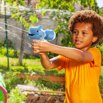 mini-pistolet-a-eau-un-enfant-fait-la-bataille-d_eau-dehors-l_ete