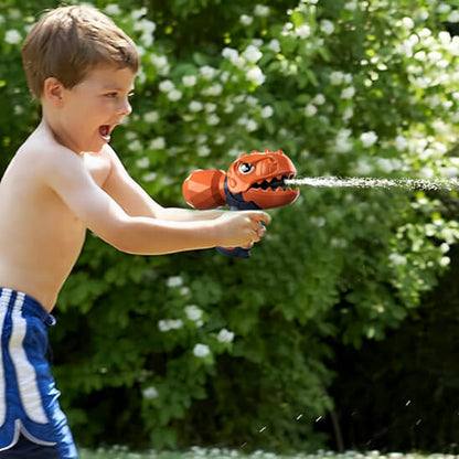un-enfant-qui-arrose-ses-amis-dans-son-jardin-avec-son-mini-pistolet-a-eau-dinosaure