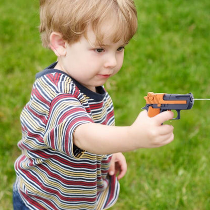 un-petit-garçon-arrose-avec-son-pistolet-a-eau-orange-et-gris
