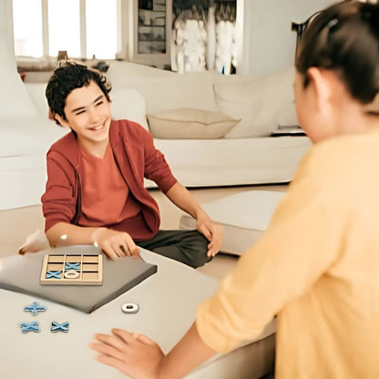 jeu-de plateau-maman-et-fiston-souriant-dans-le-salon