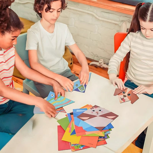 des-enfants-font-de-l'origami-ensemble