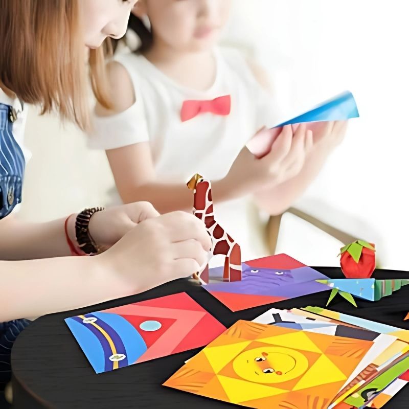 des-enfants-plient-du-papier-pour-faire-animal