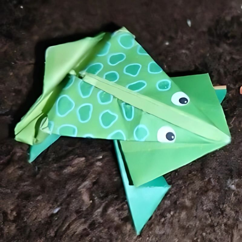une-grenouille-verte-en-papier