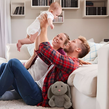 papa maman jouent avec bebe avec un doudou lapin lumineux