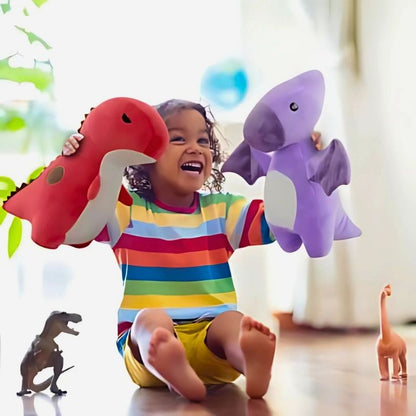 peluche dinosaure enfant très heureux avec ses peluches rouge voilette