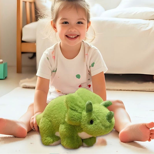 peluche dinosaure fille 4 ans heureuse avec sa peluche