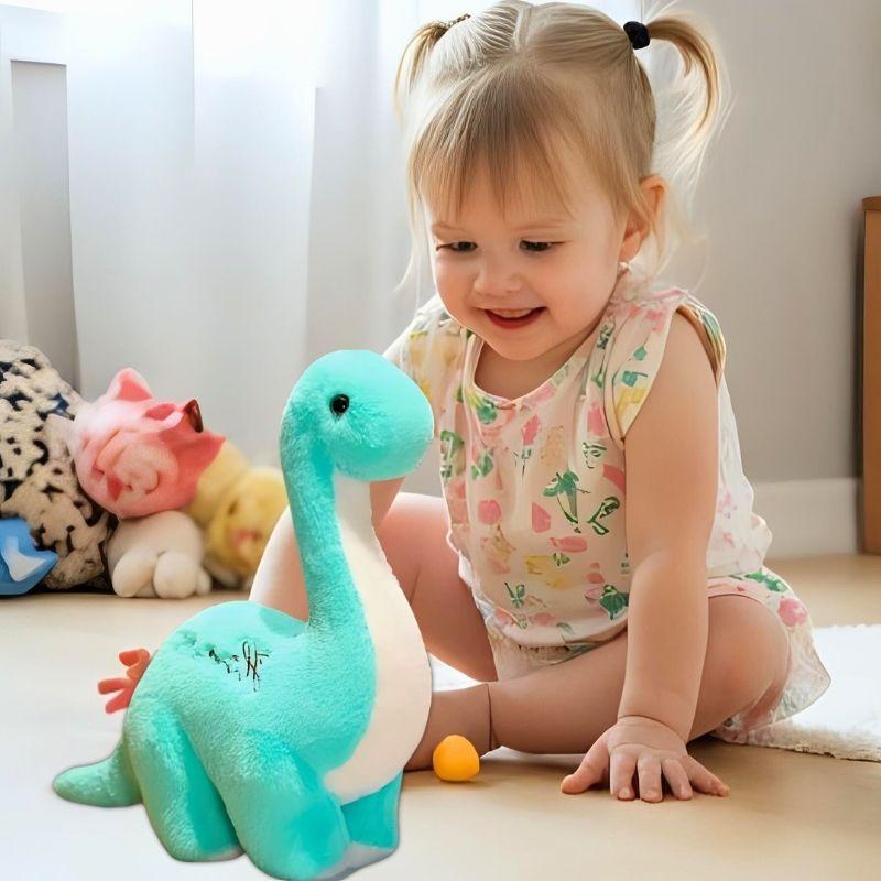 peluche dinosaure fille de 2 ans joyeuse avec peluche dinosaure