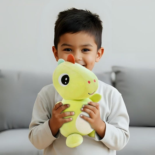 peluche dinosaure garçon 4 ans heureux avec peluche stégosaure vert