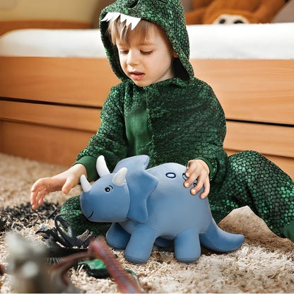 peluche dinosaure jeune garçon joue avec peluche dinosaure bleue