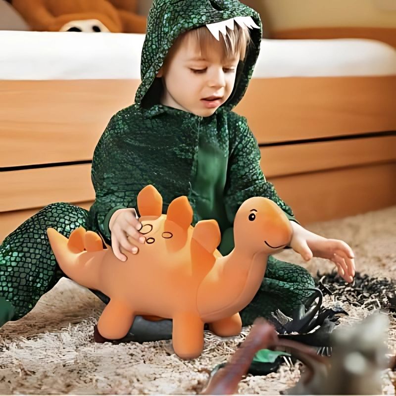 peluche dinosaure stegosaure orange un garçon joue dans sa chambre