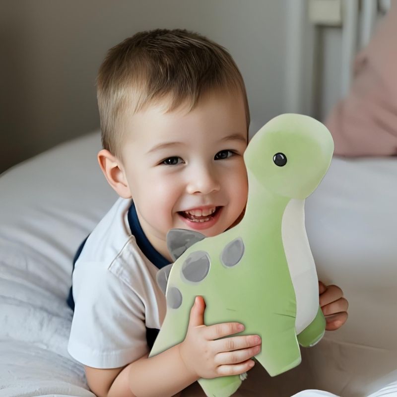 peluche dinosaure une garçon 4 ans heureux peluche verte pâle