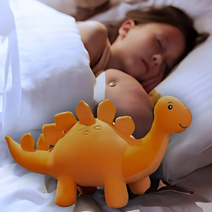 peluche dinosaure une jeune fille dort avec sa peluche orange