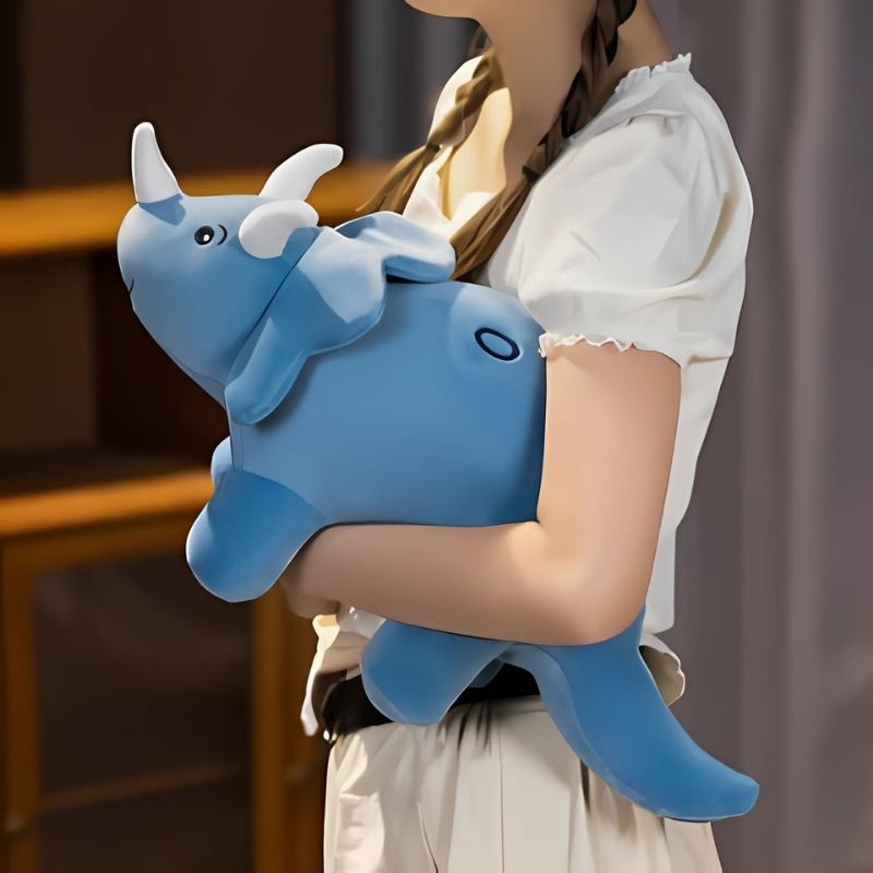peluche dinosaure une maman tient une peluche triceratops bleu