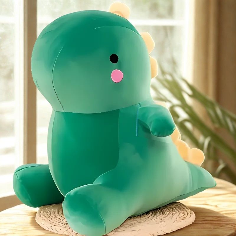 peluche dinosaure verte et bouffie sur table salon