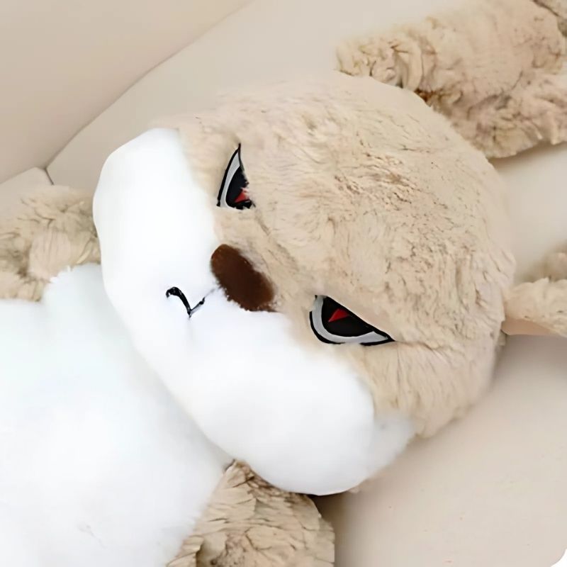 peluche lapin aux yeux rouges méchant mais mignon