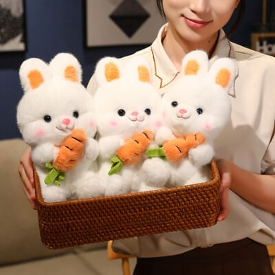 peluche lapin blanc dans un panier en osier