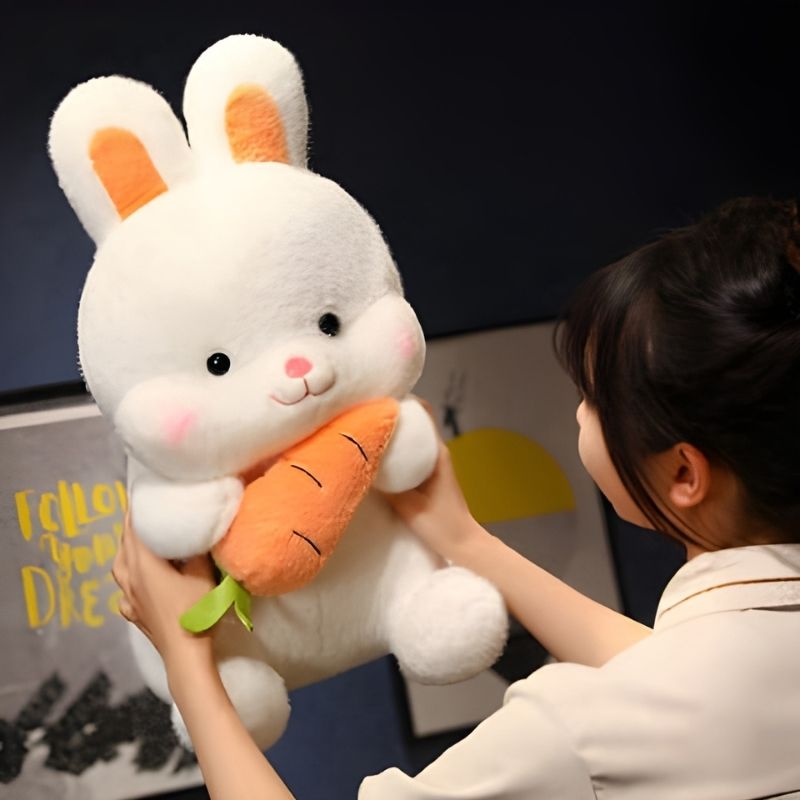 peluche lapin dodue dans les bras d'une adolescente souriante