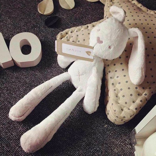 peluche lapin elance mignon et delicat sur un tapis gris