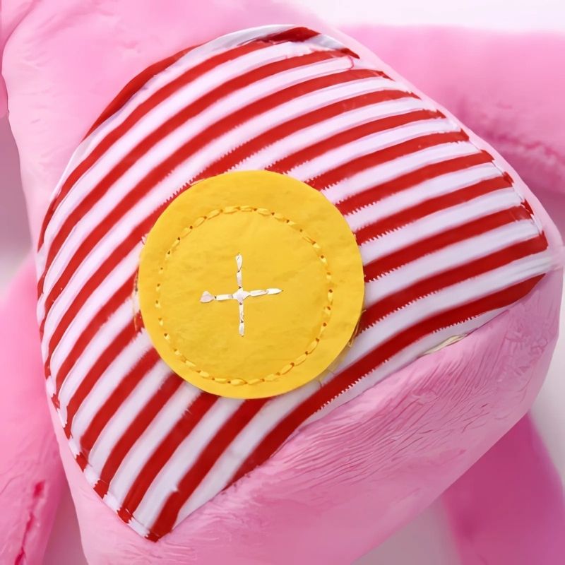 peluche lapin rose avec rayure et bouton derriere