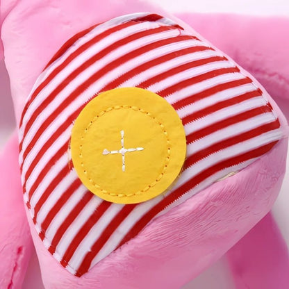 peluche lapin rose avec rayure et bouton derriere
