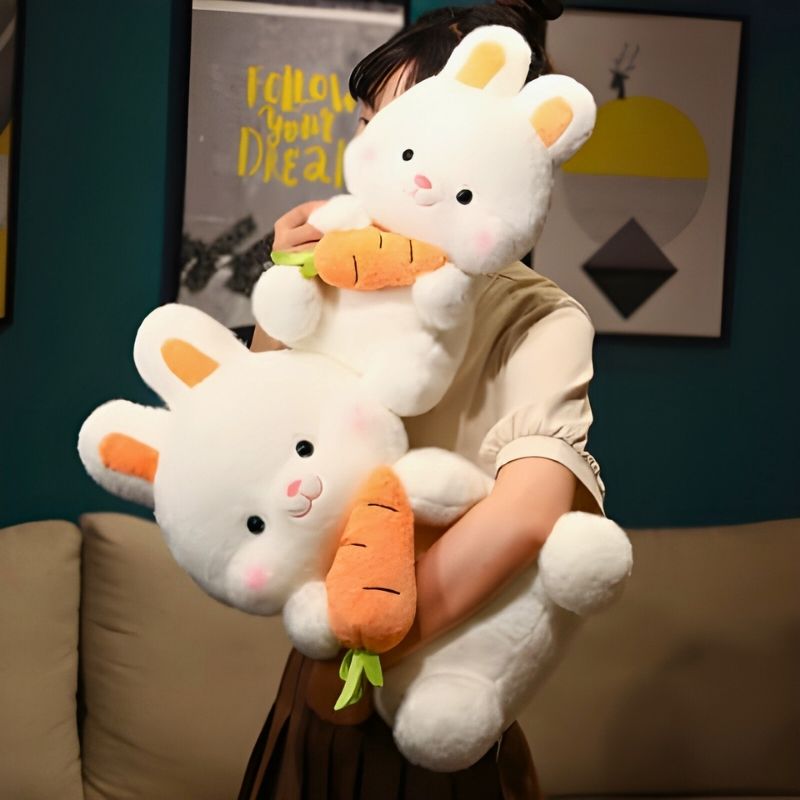 peluche lapin tenant une carotte dans bras d'une femme