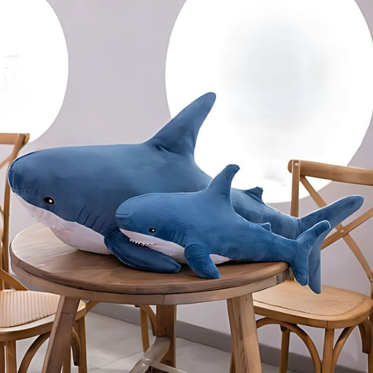 deux-peluches-bleues-sur-une-table