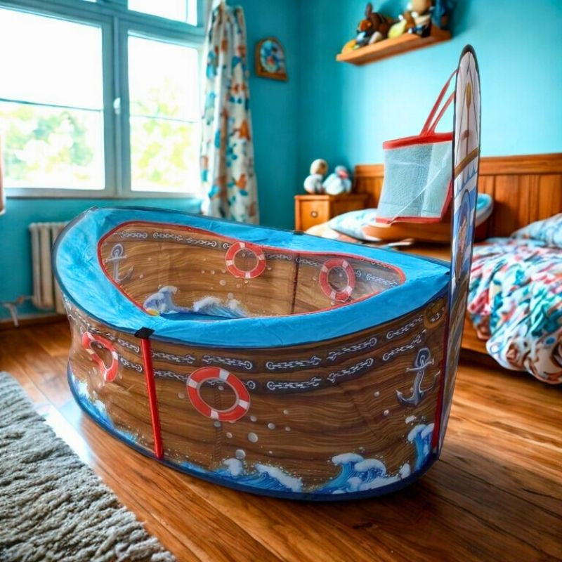 piscine a balle bebe sur plancher de bois dans chambre