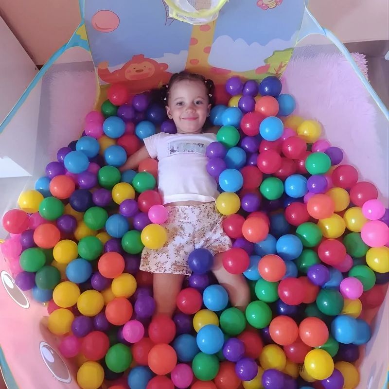 piscine a balle bebe une fillette ravie dans les balles