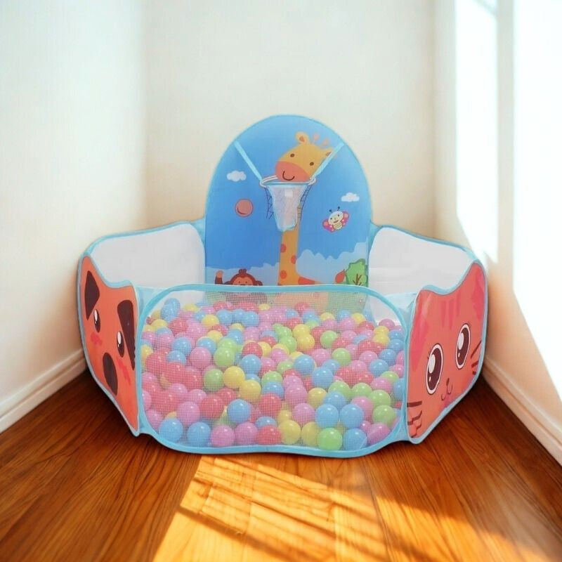 piscine a balle dans le coin d'une chambre d'enfant