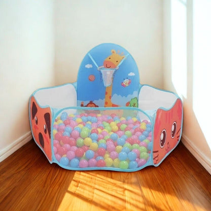 piscine a balle dans le coin d'une chambre d'enfant
