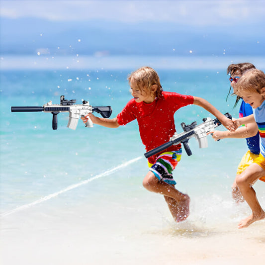 des-enfants-jouent-sur-la-plage-avec-leur-pistolet-a-eau