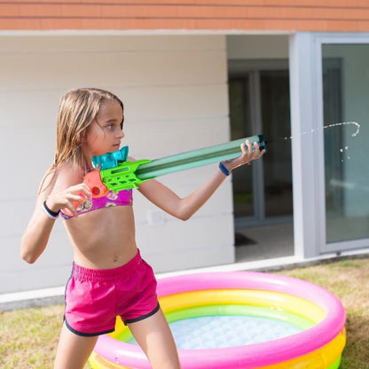 une-fille-arrose-avec-son-jouet-de-plage