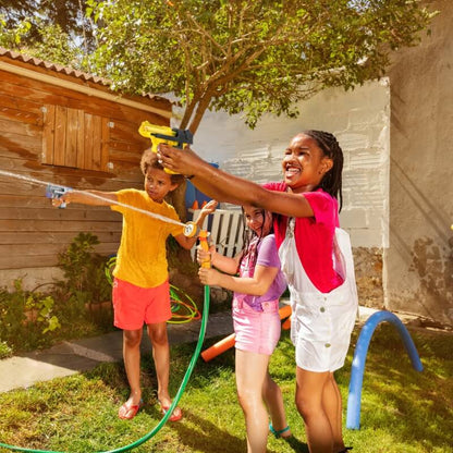 des-enfants-font-la-bataille-d'eau-dehors-en-riant