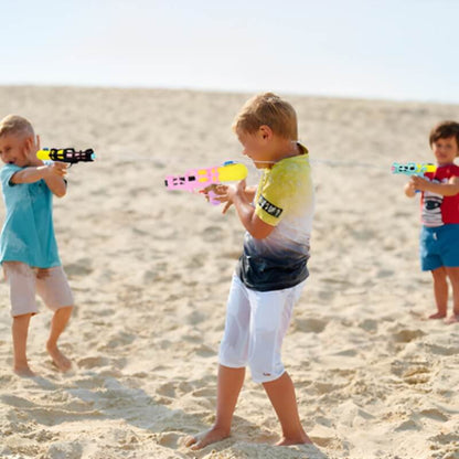 des-enfants-s'arrosent-a-la-plage