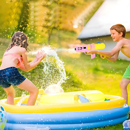 des-enfants-s'arrosent-dans-la-piscine