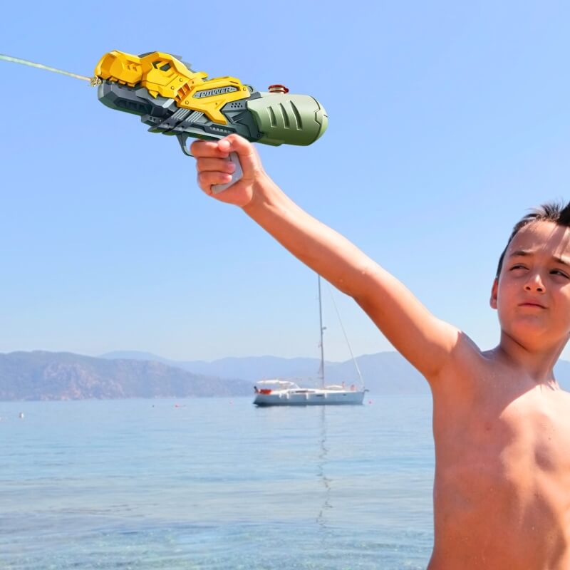 un-garçon-tient-son-jouet-de-plage